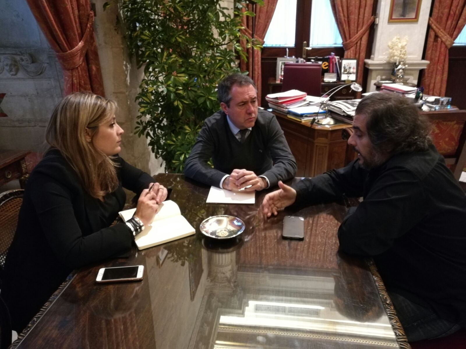 Reunión del Alcalde de Sevilla Juan Espadas con el Presidente de la Comunidad General de Pino Montano